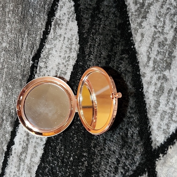 ROSE GOLD COMPACT MIRROR FACIAL CLEANSING BRUSH DELUXE EYELASH CURIER BUNDLE - Picture 3 of 14